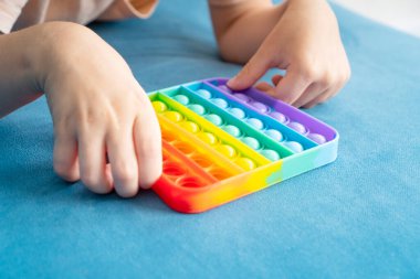 Bir çocuğun ellerinde kabarcıklı oyuncağı patlat