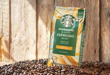 KHARKIV, UKRAINE - 26 Temmuz 2021: Starbucks kahve paketinin resimli editörü. Starbucks Kahve Amerika 'nın dünyaca ünlü kahve şirketidir.. 