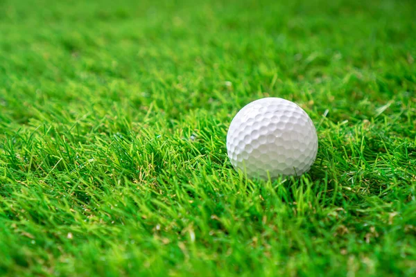 緑の人工芝の上のゴルフボール コピースペースの背景 — ストック写真