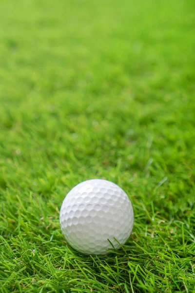 緑の人工芝の上のゴルフボール コピースペース付き垂直背景 — ストック写真