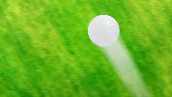 空中だ ゴルフボールは緑のゴルフ場の上を飛んでいる 最上階だ コピースペースの背景 — ストック写真