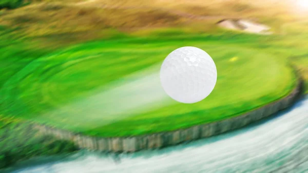 空中だ ゴルフボールが穴に飛び込む 上を見て ぼやけた背景 — ストック写真