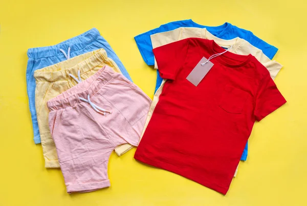 Camisetas Los Niños Pantalones Cortos Encuentran Fondo Amarillo — Foto de Stock