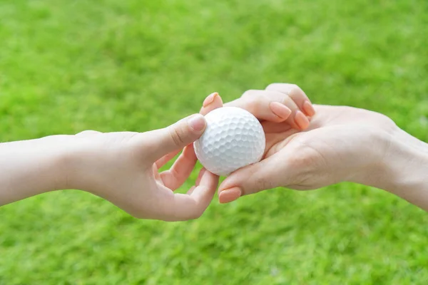 Golfkoncept Kvinnans Hand Passerar Golfboll Ett Barns Hand — Stockfoto