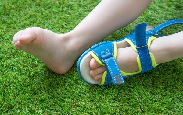 Παιδί Έτριψε Πόδι Του Καινούργια Παπούτσια — Φωτογραφία Αρχείου