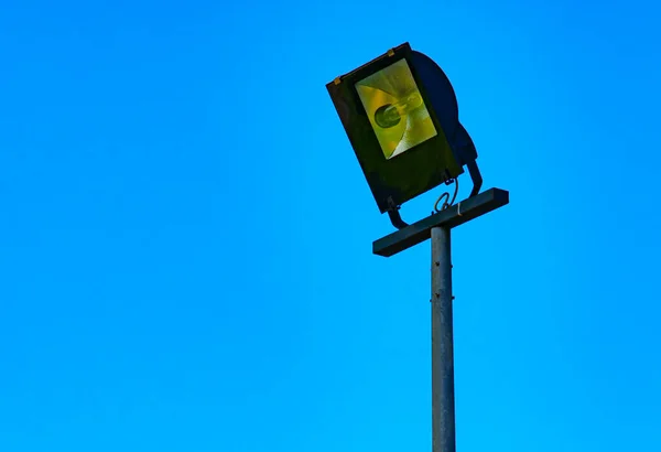 Holofotes Impermeáveis Livre Pólo Fundo Céu Azul — Fotografia de Stock