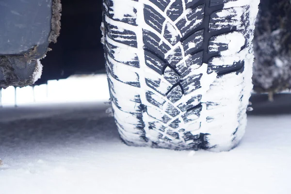 Jazda Śnieżnej Pogodzie Pokryta Śniegiem Opona Samochodu Zbliżenie — Zdjęcie stockowe