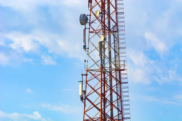 Ett Stort Mobiltorn Mot Himlen — Stockfoto