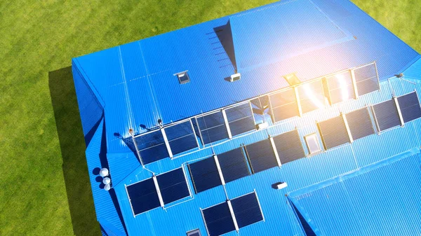 Aérea Paneles Solares Techo Casa Con Azulejos Azules Ver Arriba — Foto de Stock