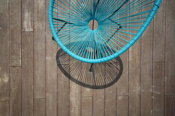 Cadeira Vime Verão Terraço Madeira Dia Ensolarado — Fotografia de Stock