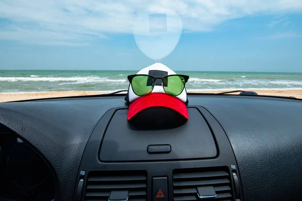 Viaggiare Auto Concetto Con Vista Mare Attraverso Parabrezza Auto Cappellino — Foto Stock