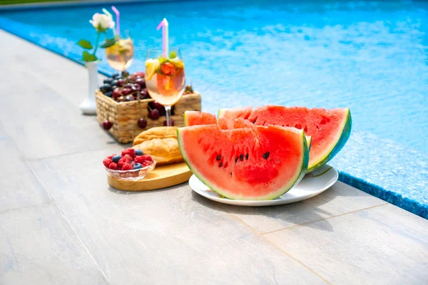 Pequeno Almoço Beira Piscina Melancia Bagas Croissants Coquetéis Não Alcoólicos — Fotografia de Stock