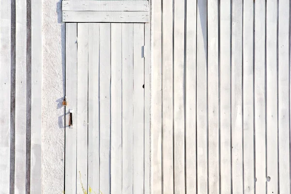 País Puerta Madera Blanca Una Pared Madera Entrada Granero — Foto de Stock