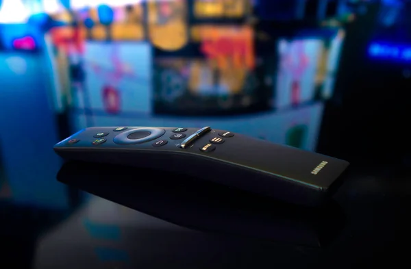 KHARKIV, UKRAINE - 23 Temmuz 2021: Yeni bir samsung akıllı televizyon uzaktan kumandası tanıtımı.