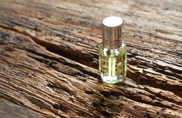 Elegante Frasco Perfume Sobre Fondo Madera —  Fotos de Stock