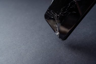 Bozuk telefon ekranı. Akıllı telefondan düşüp ekranı kırma anı..