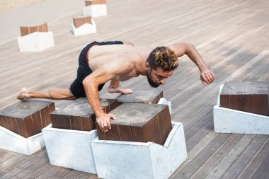 Sporcu Yogi bir sabah şehir parkında denge çalışması yapıyor..