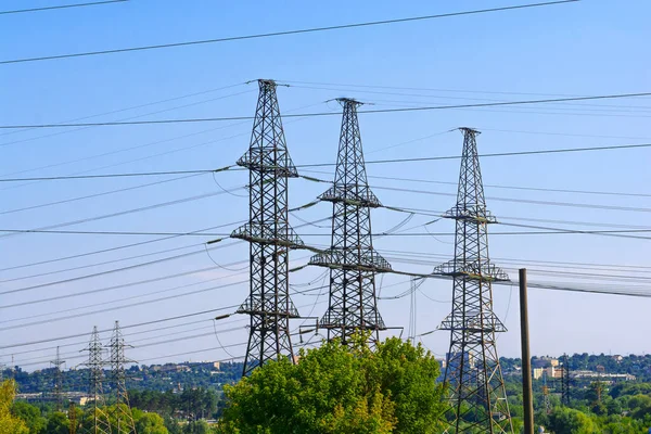 Kraftledningar Högspänning Elektriska Torn Mot Den Blå Himlen — Stockfoto