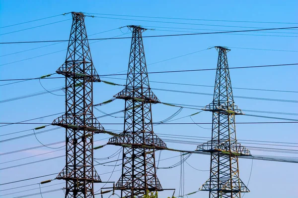 Kraftledningar Högspänningstorn Mot Den Blå Himlen — Stockfoto