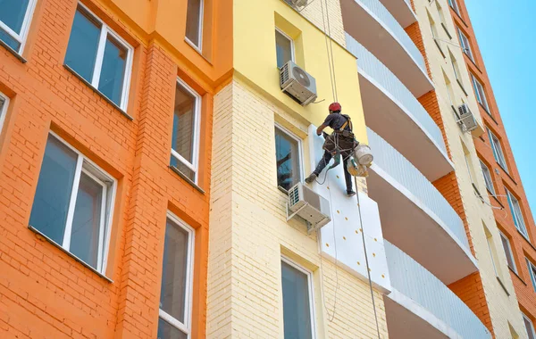 High-rise builder insulates the facade of a multi-storey residential building.