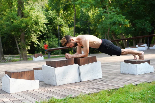Sportlicher Schlanker Mann Bei Brettgymnastik Stadtpark — Stockfoto