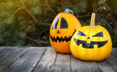 Cadılar Bayramı partisine hazırlanıyorum. İki komik balkabağı şenlikli bir makyaj için hazır..