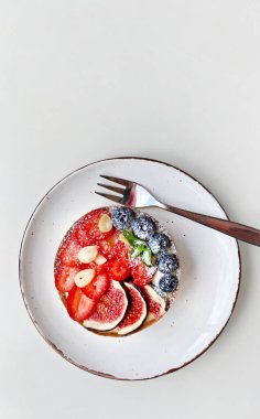 Taze böğürtlenli tart. Dikey fotoğrafçılık.