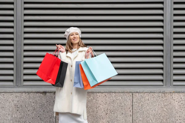 Smuk Shopper Kvinde Med Indkøbsposer Udenfor Gaderne - Stock-foto