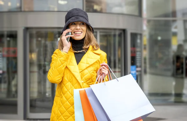 Modefrau Mit Einkäufen Verlässt Das Einkaufszentrum Während Sie Telefoniert Lifestyle — Stockfoto