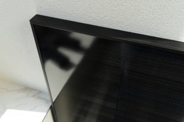 Yenilenebilir enerji teknolojisi için siyah güneş paneli. Temiz elektrik, çevre dostu güç, sürdürülebilir ekipman ve modern fotovoltaik sistem.