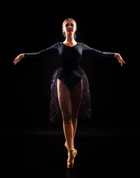 Bájos Lány Balerina Fekete Öltönyben Balettet Táncol Kontúr Fényében Egy — Stock Fotó