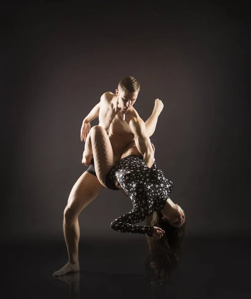Egy Fiatal Lány Aki Akrobatikus Táncot Mutatványokat Elő Stúdió Forgatás — Stock Fotó