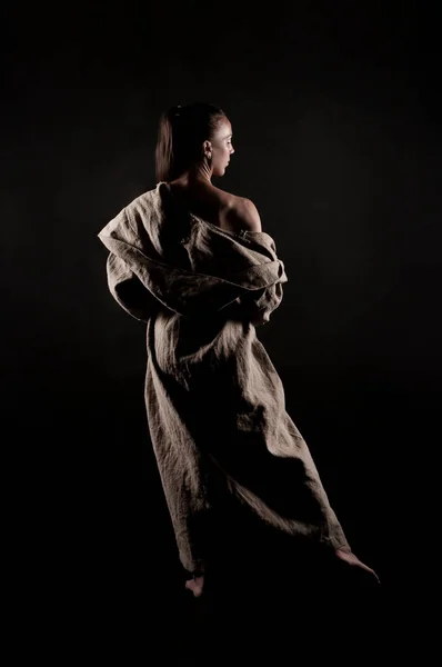 Una Joven Con Impermeable Tela Gruesa Sobre Cuerpo Desnudo Está — Foto de Stock