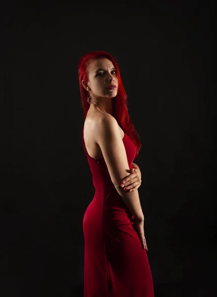 Dívka Rudými Vlasy Červených Šatech Pózujících Tmavém Pozadí Natáčení Studiu — Stock fotografie