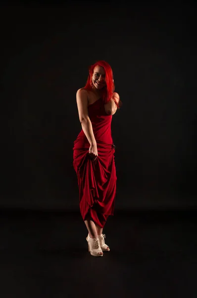 Una Chica Pelo Rojo Con Vestido Rojo Posando Sobre Fondo — Foto de Stock
