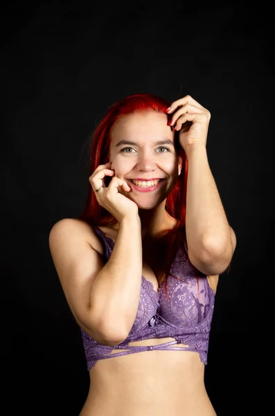 Retrato Uma Jovem Mulher Emocional Roupa Interior Fundo Escuro Estúdio — Fotografia de Stock