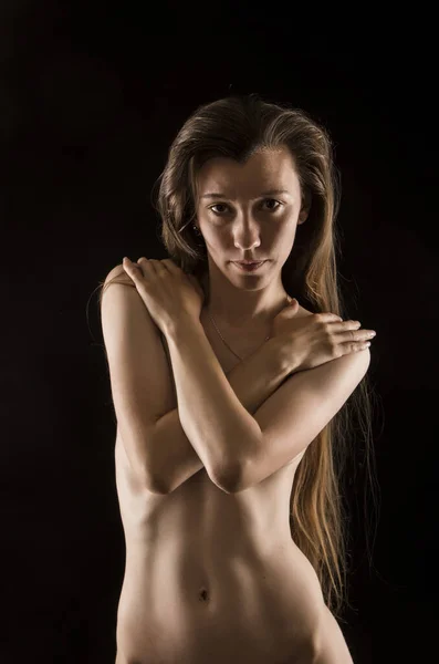 Porträt Einer Nackten Jungen Frau Mit Langen Haaren Auf Dunklem — Stockfoto