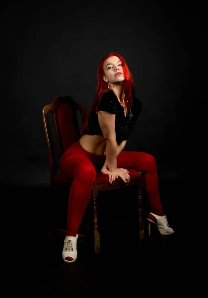 Kırmızı Taytlı Genç Bir Kadın Uzun Saçlı Siyah Bir Yelek — Stok fotoğraf
