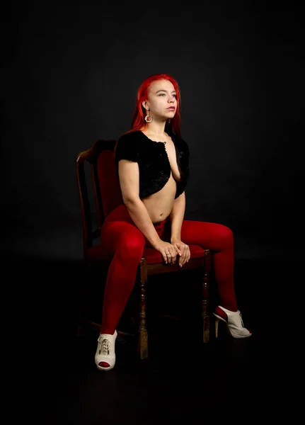 Kırmızı Taytlı Genç Bir Kadın Uzun Saçlı Siyah Bir Yelek — Stok fotoğraf