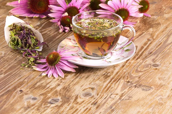 Kurutulmuş Echinacea purpurea (Echinacea purpurea) içeren çay içeceği, antiviral antimikrobik ve antibakteriyel etkileri olduğu için halk tıbbında kullanılır.