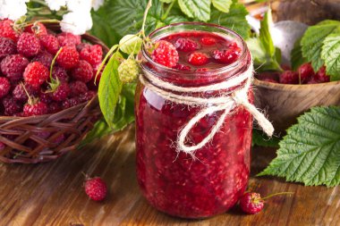 Taze yabanmersininden yapılan ev yapımı ahududu reçeli kış tatlısına hazırlanıyor.