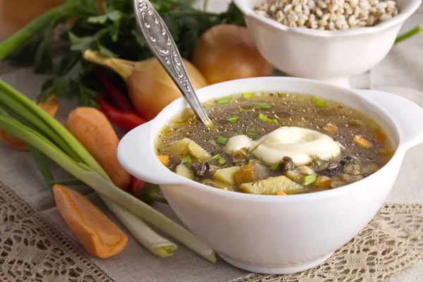 Bouillon Champignons Aux Légumes Orge Perlée Dans Une Assiette Blanche — Photo