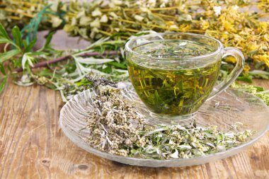 Wormwood acı (Artemisia absinthium L.) çay içeceği. Wormwood halk tıbbında, aşçılıkta ve parfüm endüstrisinde kullanılır..