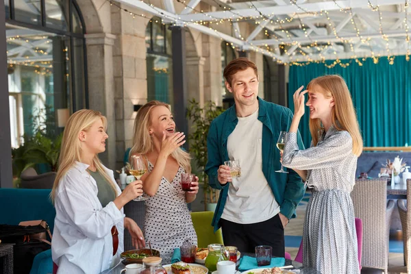 Grupo de mejores amigos pasando un buen rato en el restaurante, celebrando cumpleaños o corporativo — Foto de Stock