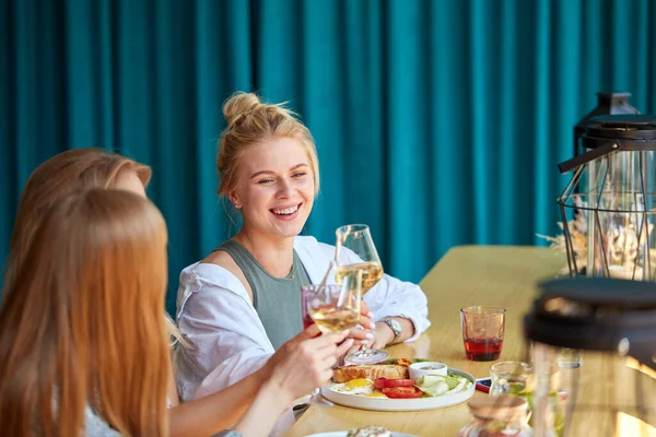 Tres damas encantadoras en la reunión en el restaurante — Foto de Stock