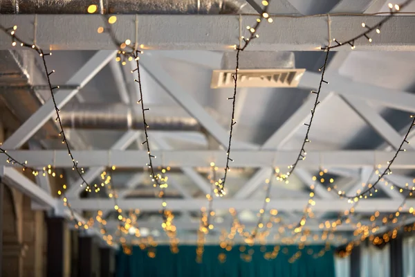 Kleine bloemenslingers aan het plafond in restaurant of café, interieur en design concept — Stockfoto