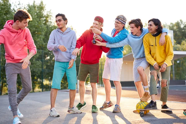 Genç oğlanlar dışarıda, parkta, spor alanında eğleniyorlar. — Stok fotoğraf