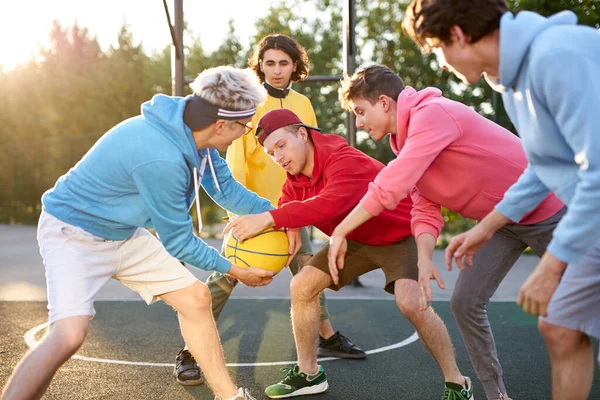 Cógelo. positivo encantado adolescentes juegan baloncesto, quieren ganar —  Fotos de Stock