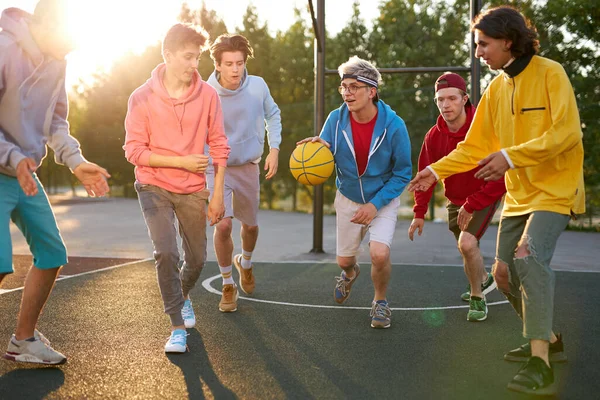 Cógelo. positivo encantado adolescentes juegan baloncesto, quieren ganar —  Fotos de Stock