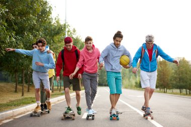 Kaykay ve basketbola hevesli genç nesil.